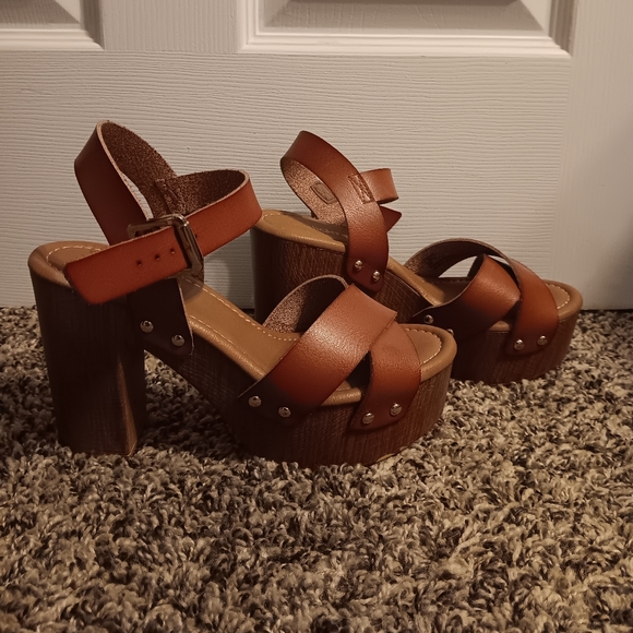 ***NEW IN BOX***Wooden Platform Sandal - Picture 3 of 3